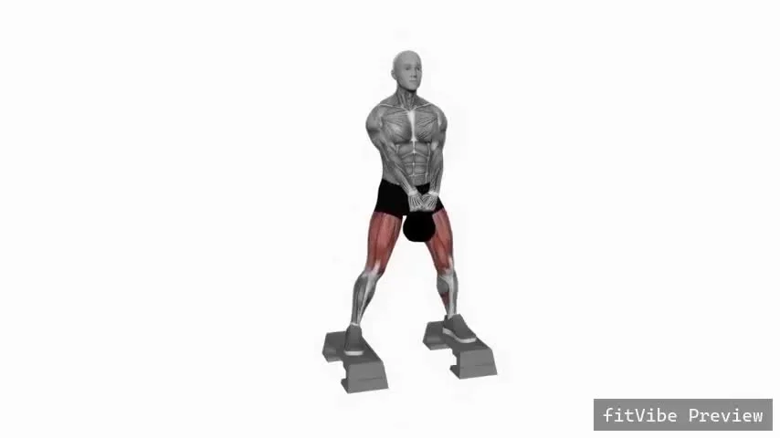 Οπτική επίδειξη της άσκησης Squat sumo με kettlebell πάνω σε σκαλοπάτι