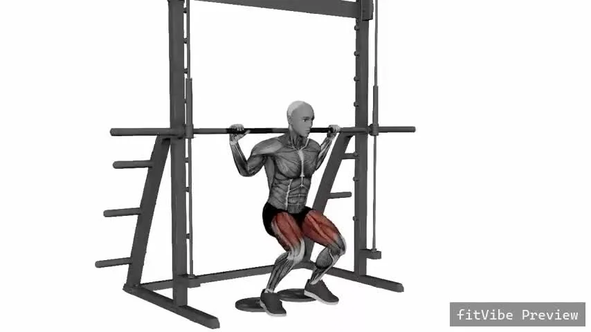 Οπτική επίδειξη της άσκησης Squat με στενή διάταξη και τακούνια σε ανύψωση στο Smith